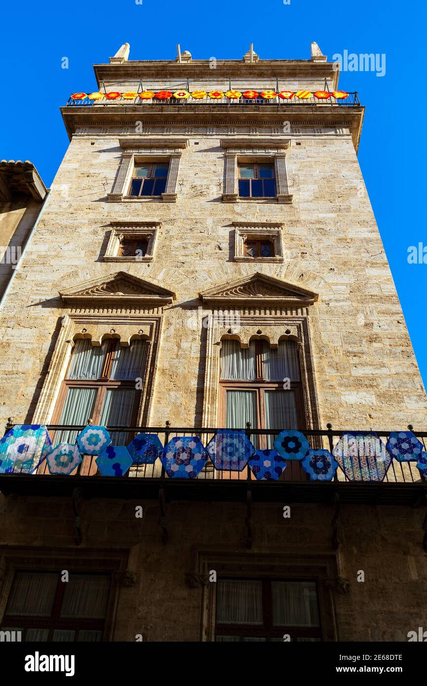 Seitenansicht des Hauses mit Dekor in Valencia. Wohnarchitektur im spanischen Stil Stockfoto