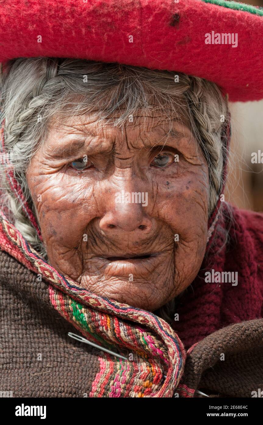 Chinchero, Peru - 31. Juli 2011: Eine schöne alte Frau, die durch den Straßenmarkt läuft. Stockfoto