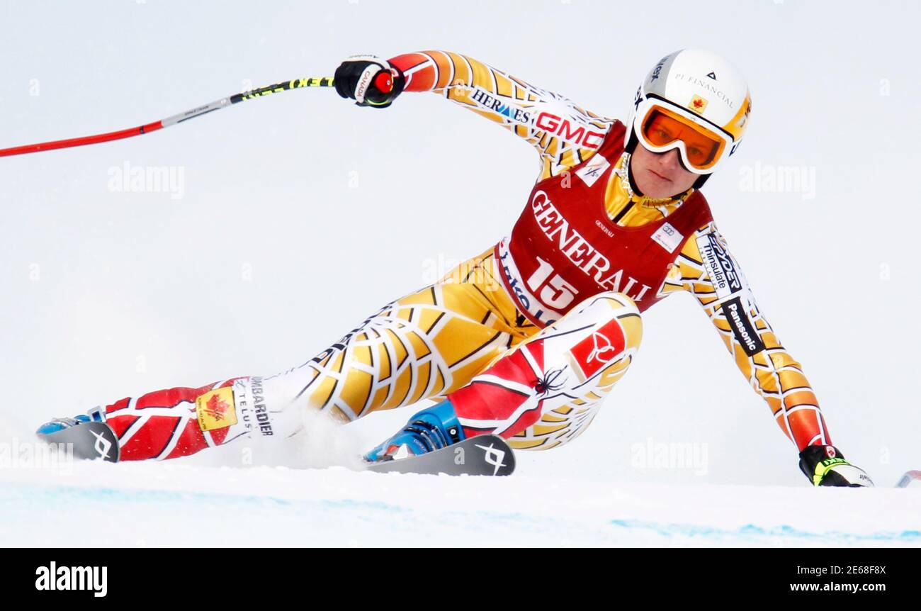 Britt Janyk Kanadas macht eine Drehung beim alpinen Skifahren an der Frauen Weltcup-Abfahrt in Lake Louise, Alberta 3. Dezember 2010.  REUTERS/Mike Blake (Kanada - Tags: SPORT, Skifahren) Stockfoto