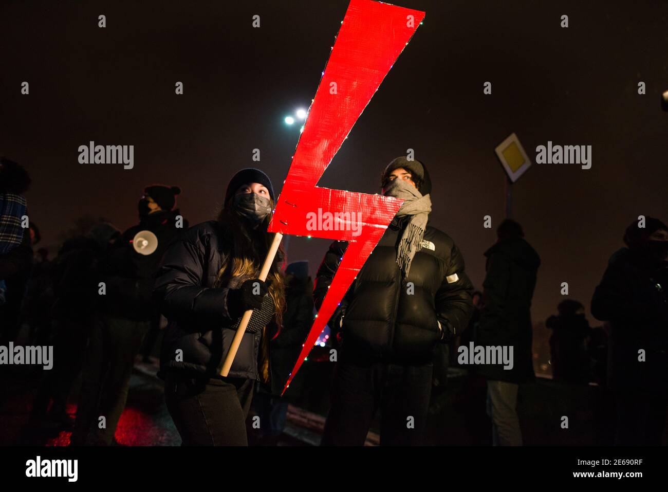 Warschau, Polen. Januar 2021. Demonstranten halten einen großen roten Blitzschlag in der Hand - das Symbol des Frauenstreiks während der Demonstration. Demonstranten unter der Führung von Marta Lempart, der Leiterin des Frauenstreiks (Strajk Kobiet), versammelten sich einen Tag vor dem Verfassungsgericht in Warschau, nachdem die polnische Regierung angekündigt hatte, dass ein nahezu totales Abtreibungsverbot plötzlich in Kraft getreten sei. Kredit: SOPA Images Limited/Alamy Live Nachrichten Stockfoto
