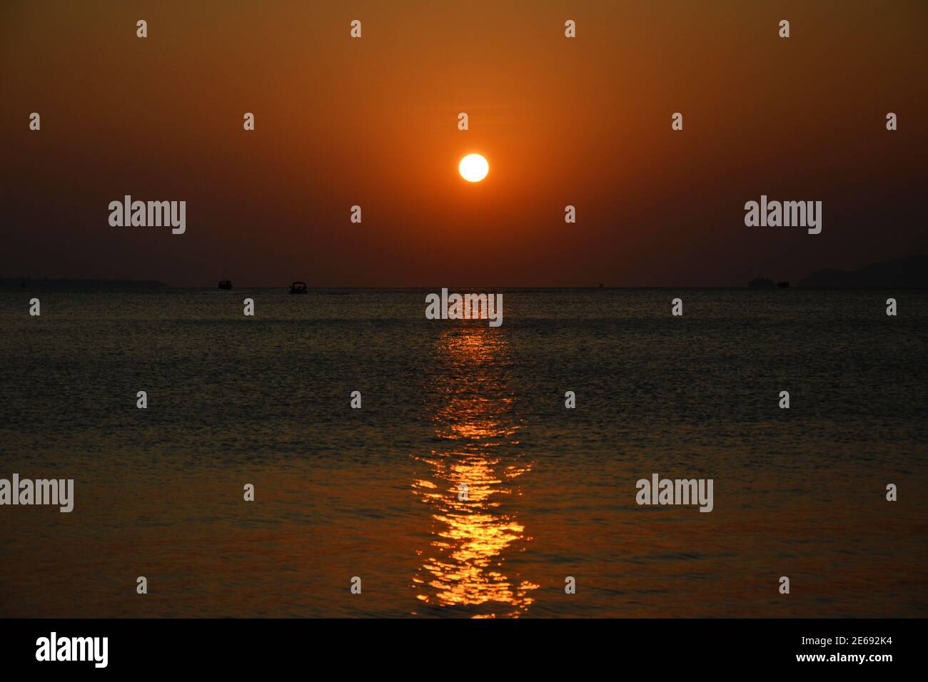 Sonnenuntergang über dem schwarzen Meer und breitete oranges Licht aus Stockfoto