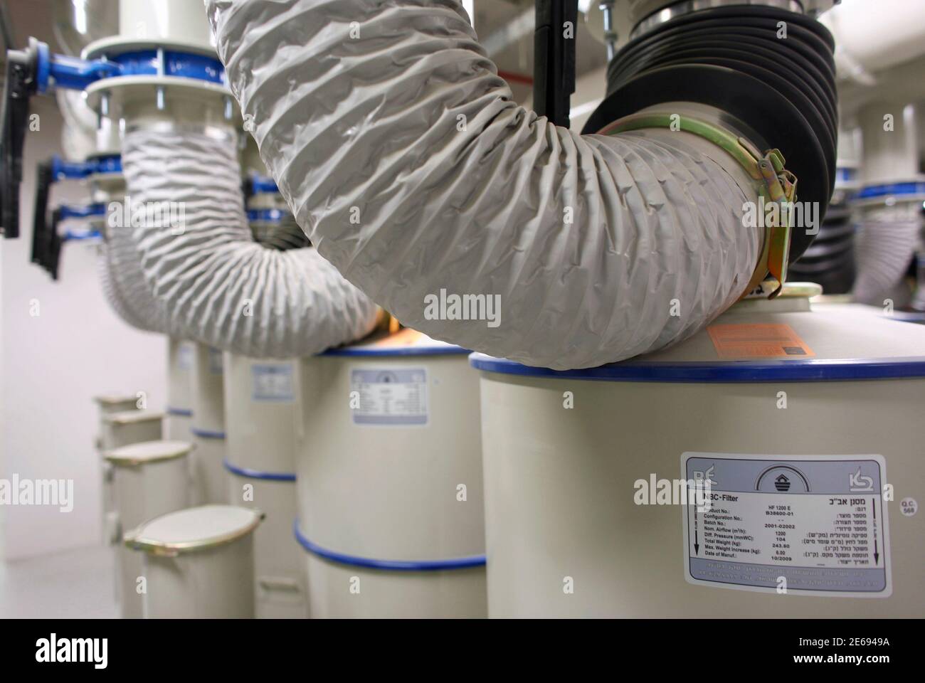 Nuklearer, biologischen und chemischen (ABC) Filter, Teil ein einzigartiges  Filtersystem wird während der Einweihung der Sammy Ofer unterirdische  Notaufnahme im Krankenhaus, gebaut in einem Teil der Tiefgarage Tel Avivs  Ichilov Hospital, 9.
