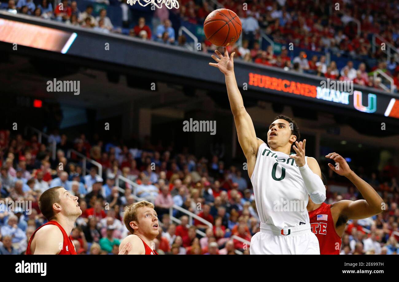 Miami Hurricanes bewachen Shane Larkin (0) schießt gegen die ...