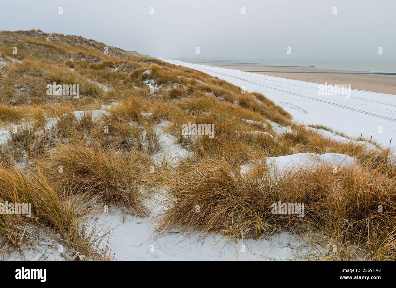 Sanddünen von Oostende (Ostende) im Schnee, Nordseeküste, Belgien. Stockfoto