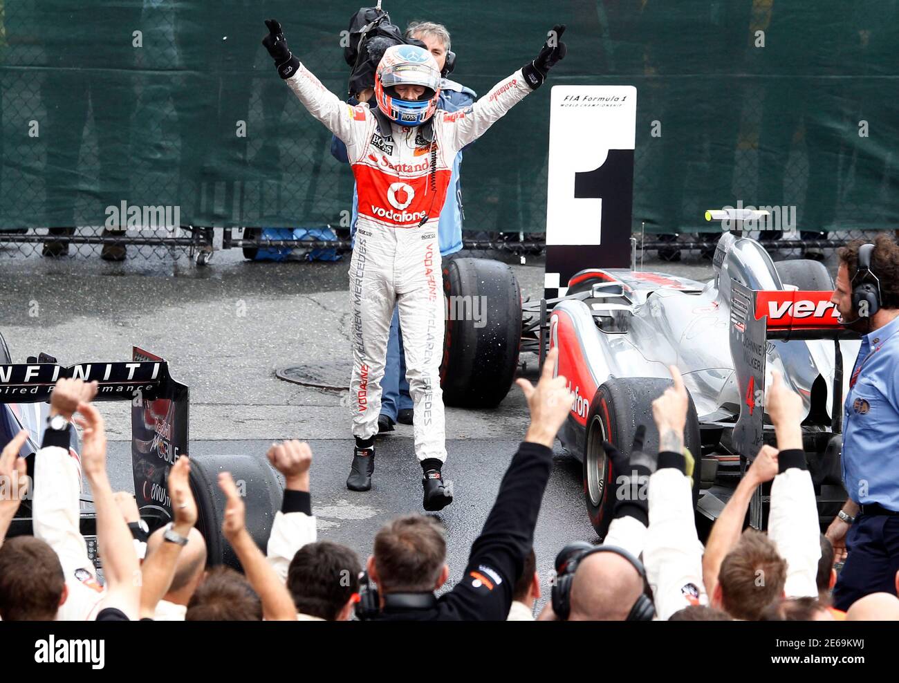 McLaren Formel-1-Fahrer Jenson Button aus Großbritannien feiert nach dem Gewinn des kanadischen Formel-1-Grand-Prix auf dem Circuit Gilles Villeneuve in Montreal am 12. Juni 2011. REUTERS/Chris Wattie (KANADA - Tags: SPORT-MOTORSPORT) Stockfoto