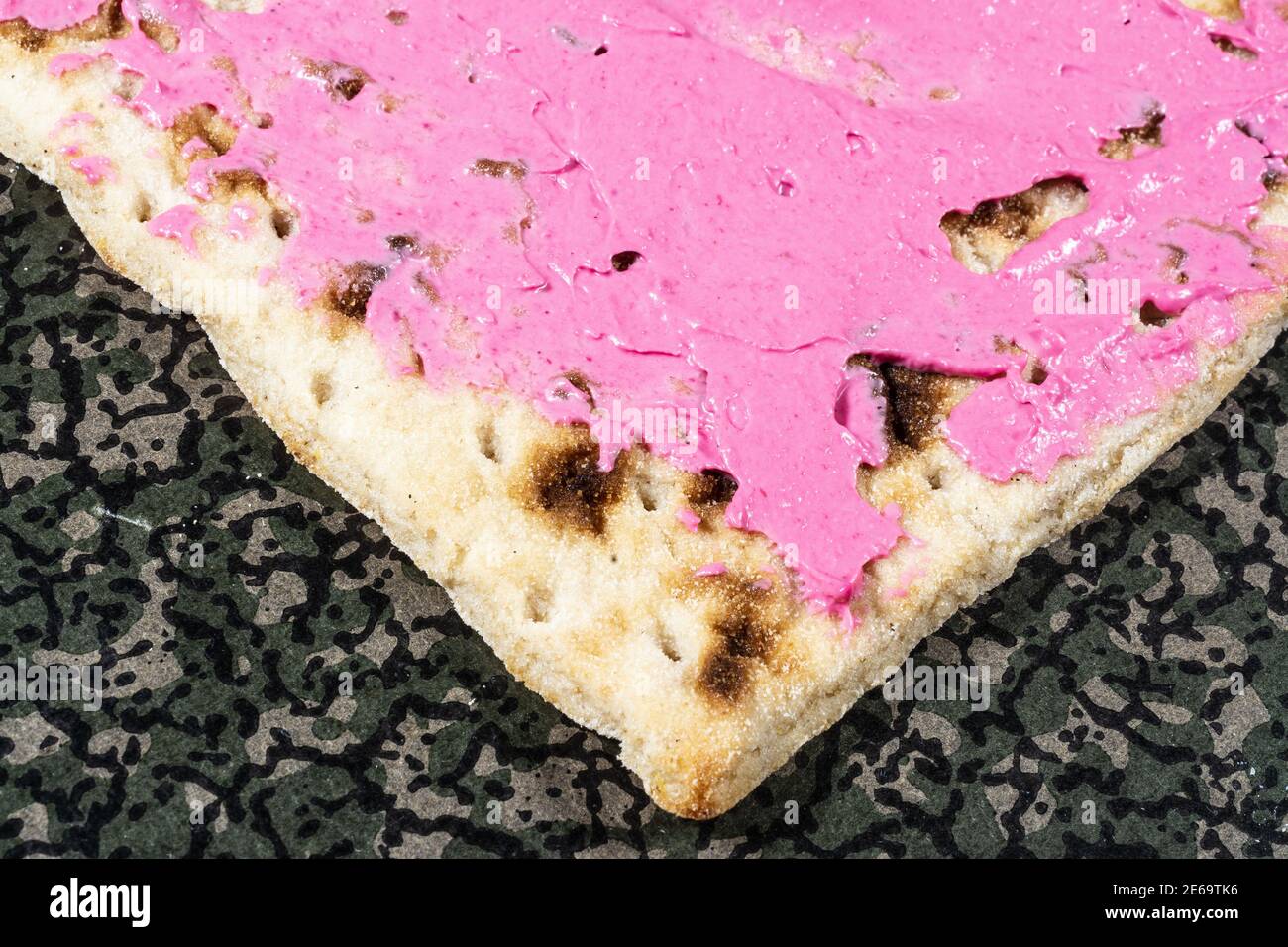 Flaches ungesäuertes Gerstenbrot mit rosa Rote Bete aus ...