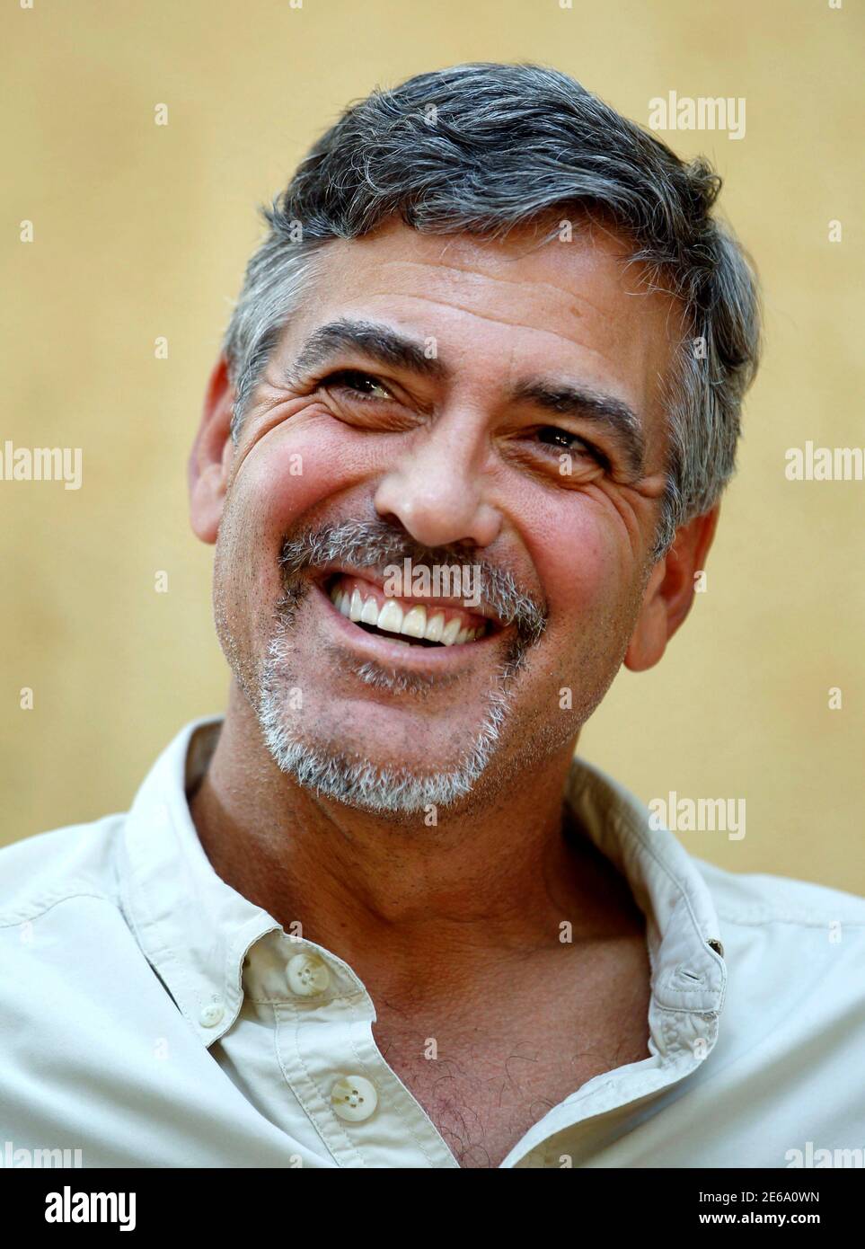 Der Schauspieler George Clooney lächelt während eines Interviews mit Reuters in der südsudanesischen Hauptstadt Juba, 8. Januar 2011. REUTERS/Thomas Mukoya (SUDAN - Tags: PROFIL UNTERHALTUNG HEADSHOT) Stockfoto