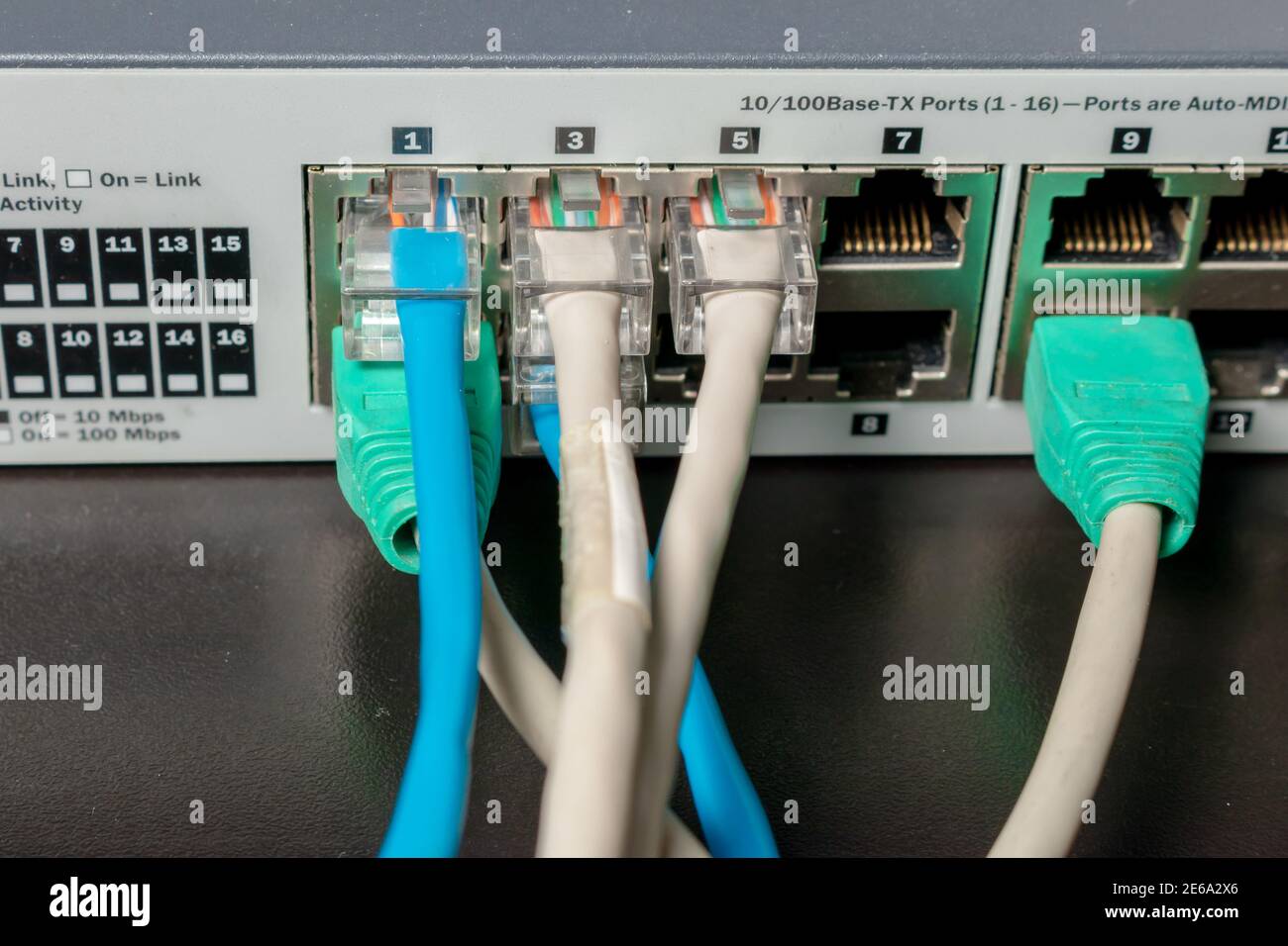 Netzwerk-Switch- und UTP-ethernet-Kabel. Konzept Telcomunication Technologie. Stockfoto