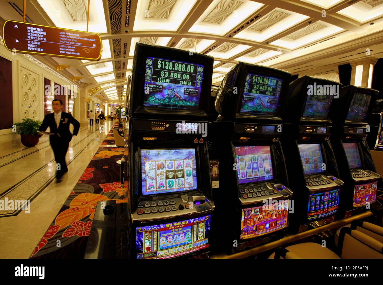 Casino Employee Stockfotos und -bilder Kaufen - Alamy