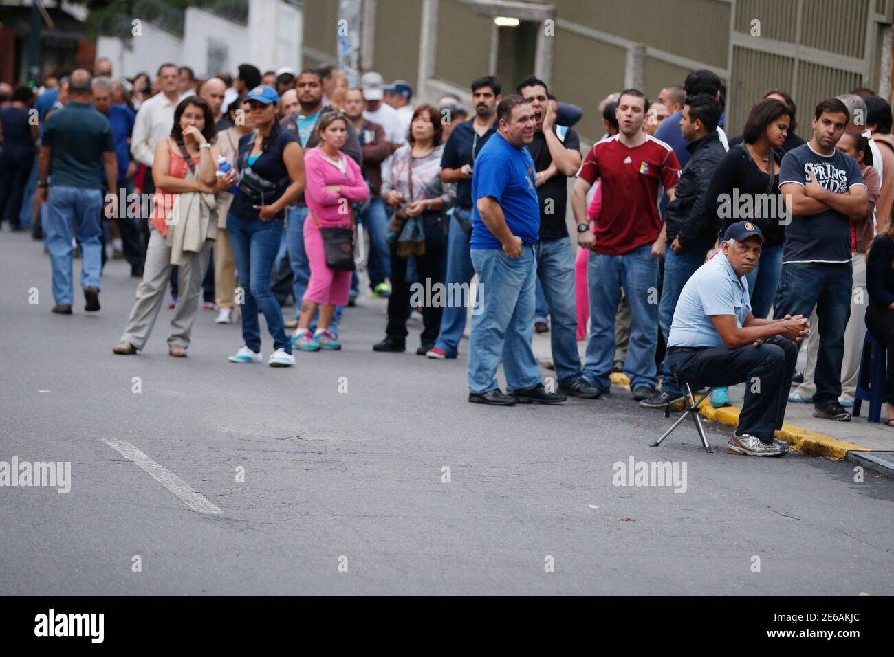 Venezolaner Line Up Vor Abgabe Ihrer Stimme Bei Den Präsidentschaftswahlen In Caracas 7 Oktober