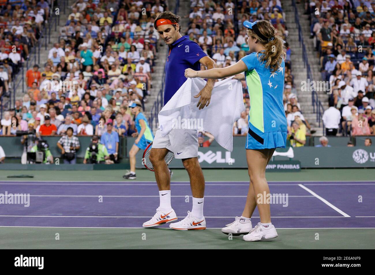 Roger Federer der Schweiz packt ein Handtuch von einem Ball Mädchen während  seine Niederlage gegen Rafael Nadal aus Spanien in ihre Herreneinzel  Viertelfinale match bei der BNP Paribas Open ATP-Tennis-Turnier in Indian