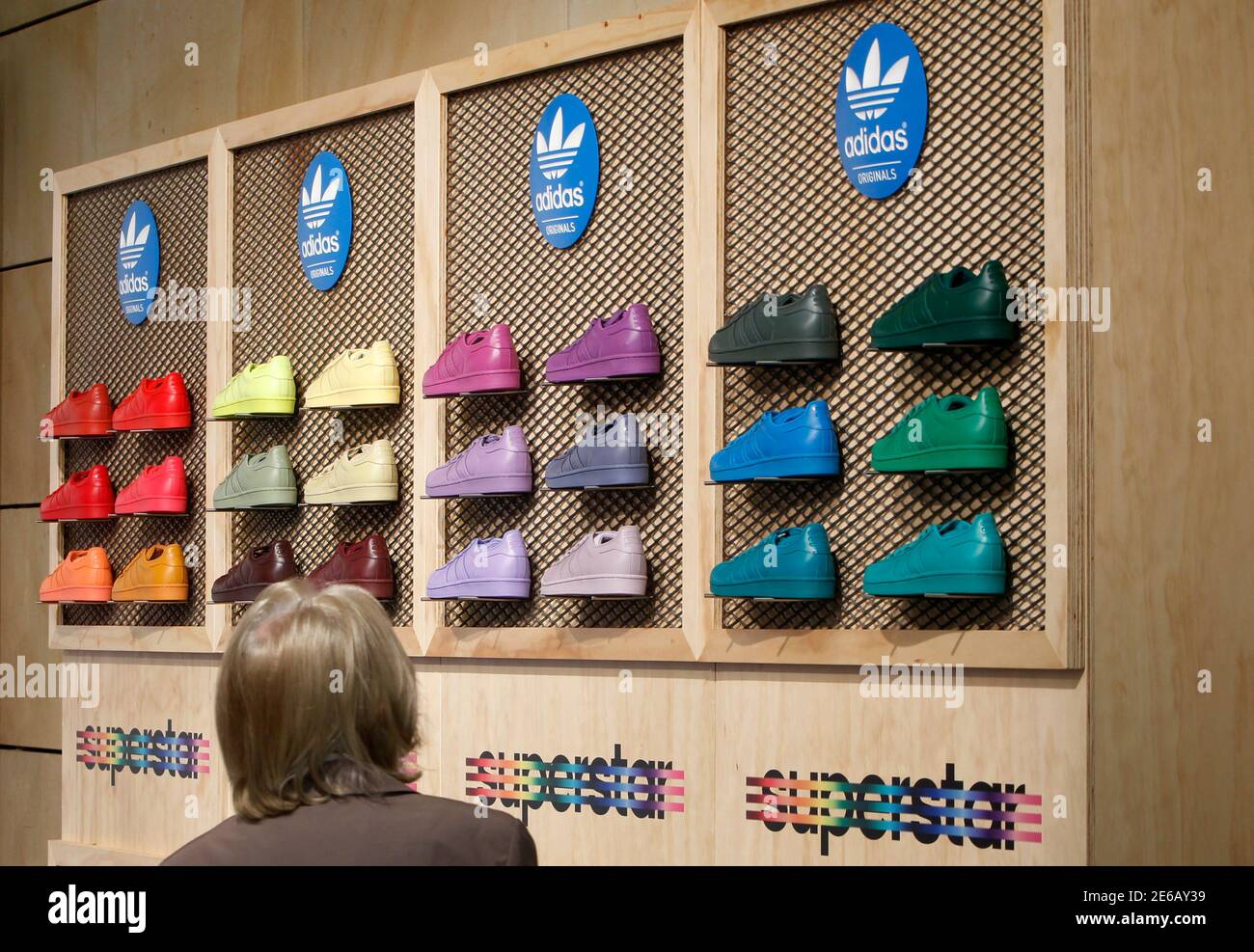 Ein Aktionär von Adidas, dem zweitgrößten Sportbekleidungsunternehmen der  Welt, blickt auf die Schuhe während der Firmenhauptversammlung im  nordbayerischen Fürth bei Nürnberg, Deutschland, am 7. Mai 2015.  REUTERS/Michaela Rehle Stockfotografie - Alamy