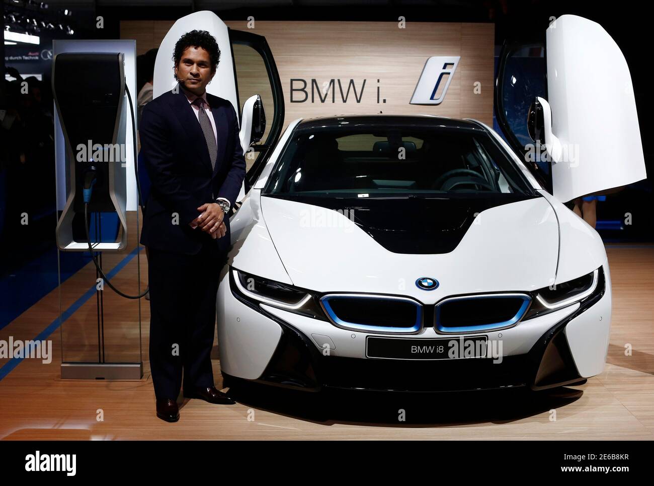Ehemaliger Cricketspieler Sachin Tendulkar posiert mit Hybrid-Auto von BMW i8 während des Starts auf der indischen Auto Expo in Greater Noida, am Stadtrand von Neu-Delhi, 5. Februar 2014. REUTERS/Adnan Abidi (Indien - Tags: TRANSPORT BUSINESS SPORT CRICKET) Stockfoto