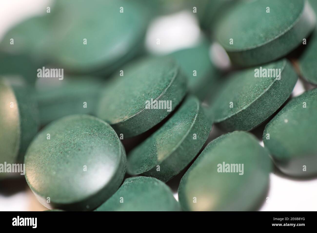 Grüne Pillen Makro Hintergrund Spirulina platensis super Lebensmittel modern hoch Hochwertiger Druck Stockfoto