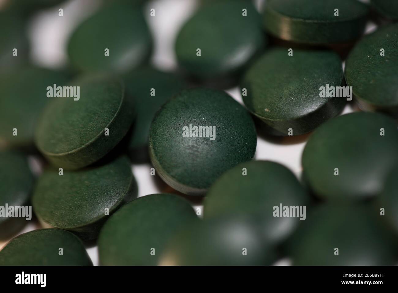 Grüne Pillen Makro Hintergrund Spirulina platensis super Lebensmittel modern hoch Hochwertiger Druck Stockfoto