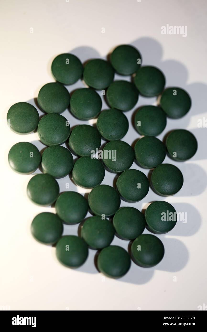 Grüne Pillen Makro Hintergrund Spirulina platensis super Lebensmittel modern hoch Hochwertiger Druck Stockfoto