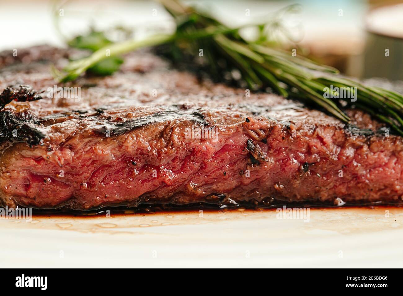 Nahaufnahme von geröstetem Rindfleisch, mittelseltenes Steak Stockfoto