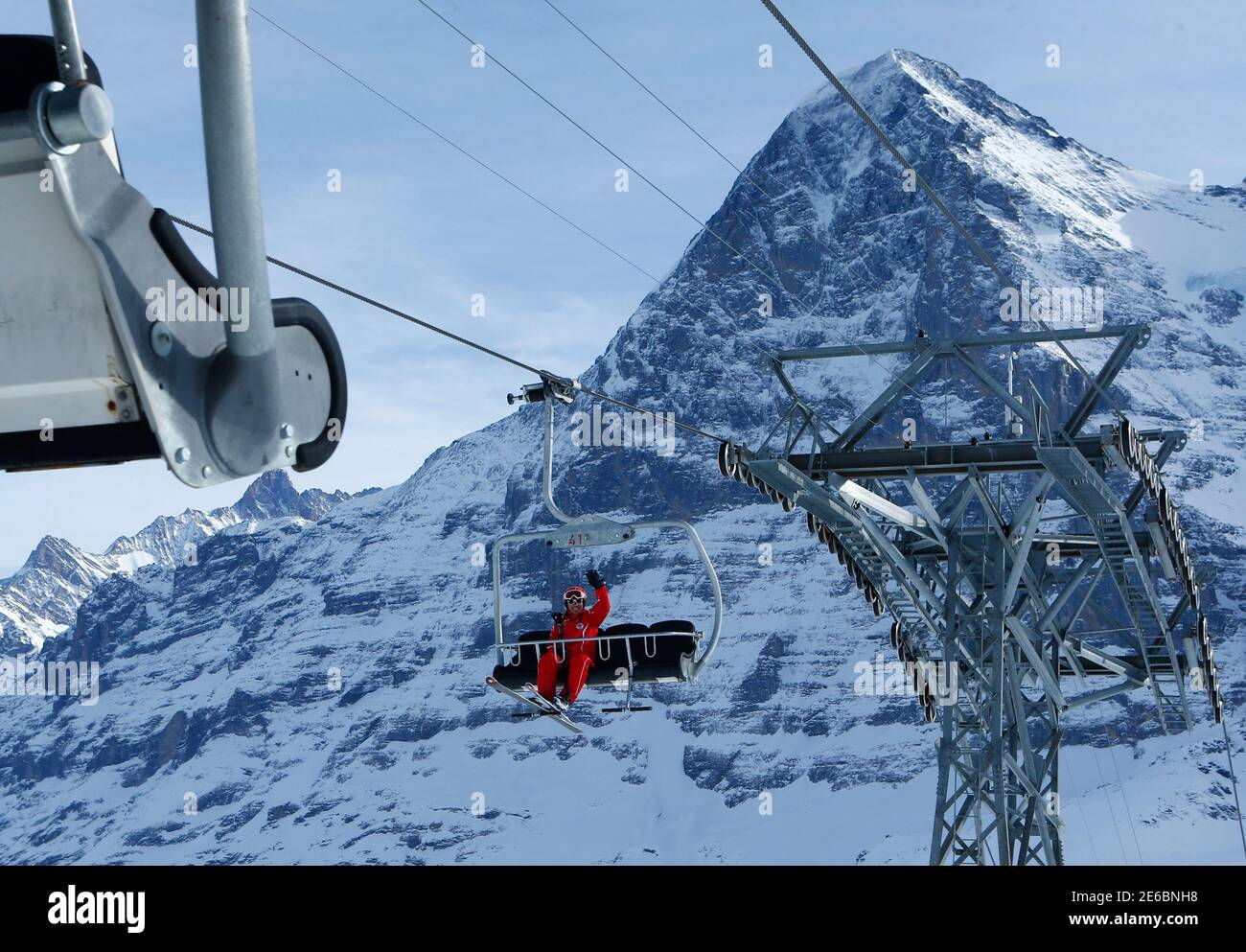 Chinesische Skilehrer, die Xu Zhongxing (C) auf einem Sessellift vor der  Eiger-Nordwand im Skigebiet der Jungfrauregion 8. Januar 2014 sitzt. Chinas  Reiche haben lange strömten in die Schweiz für Uhren, Schokolade und