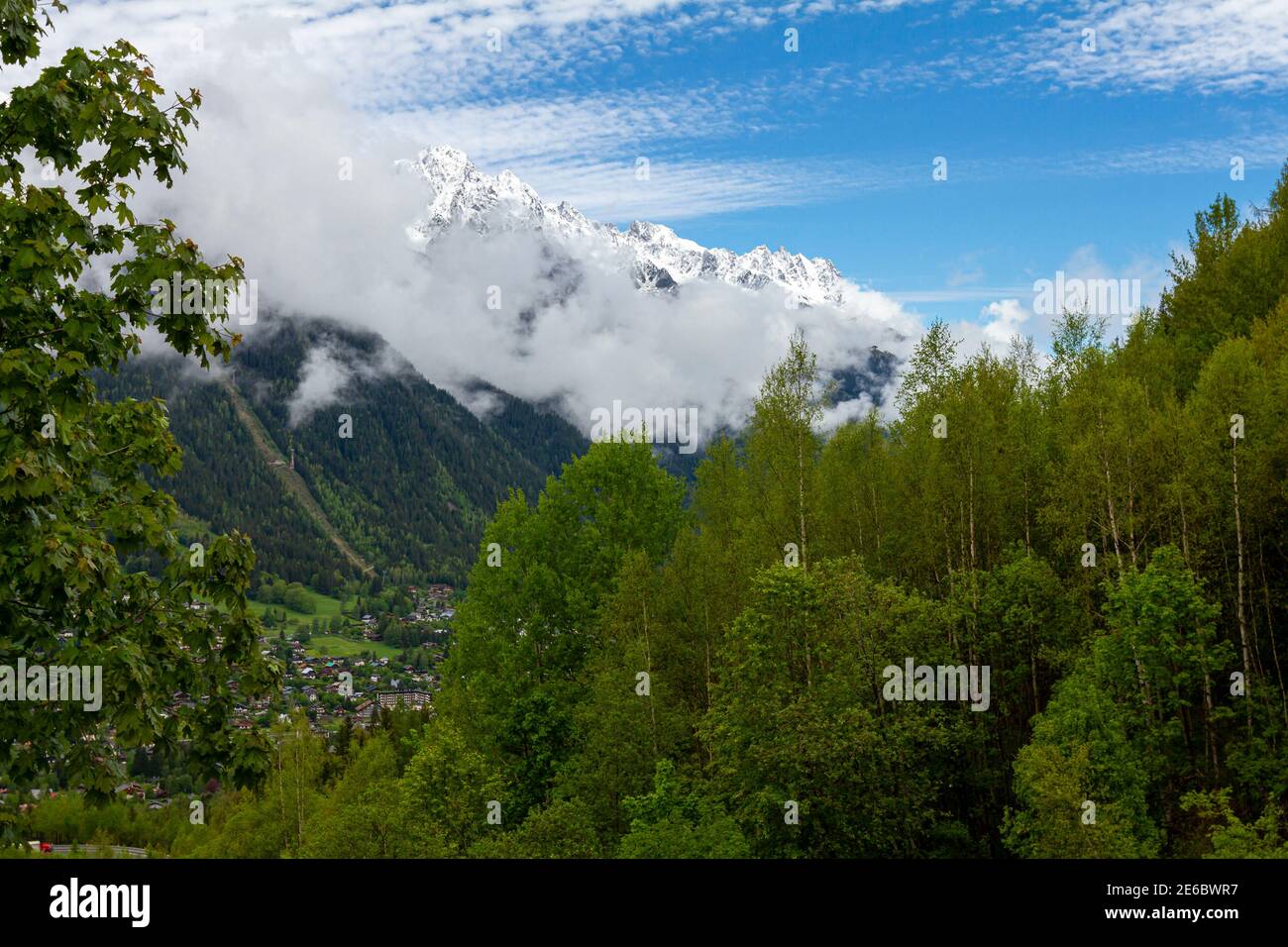 Blick auf die französischen Alpen am Gipfel des Mont Blanc am Eingang des Mont Blanc Tunnels zwischen Frankreich und Italien. Es gibt einen dichten Wald, Schnee Stockfoto