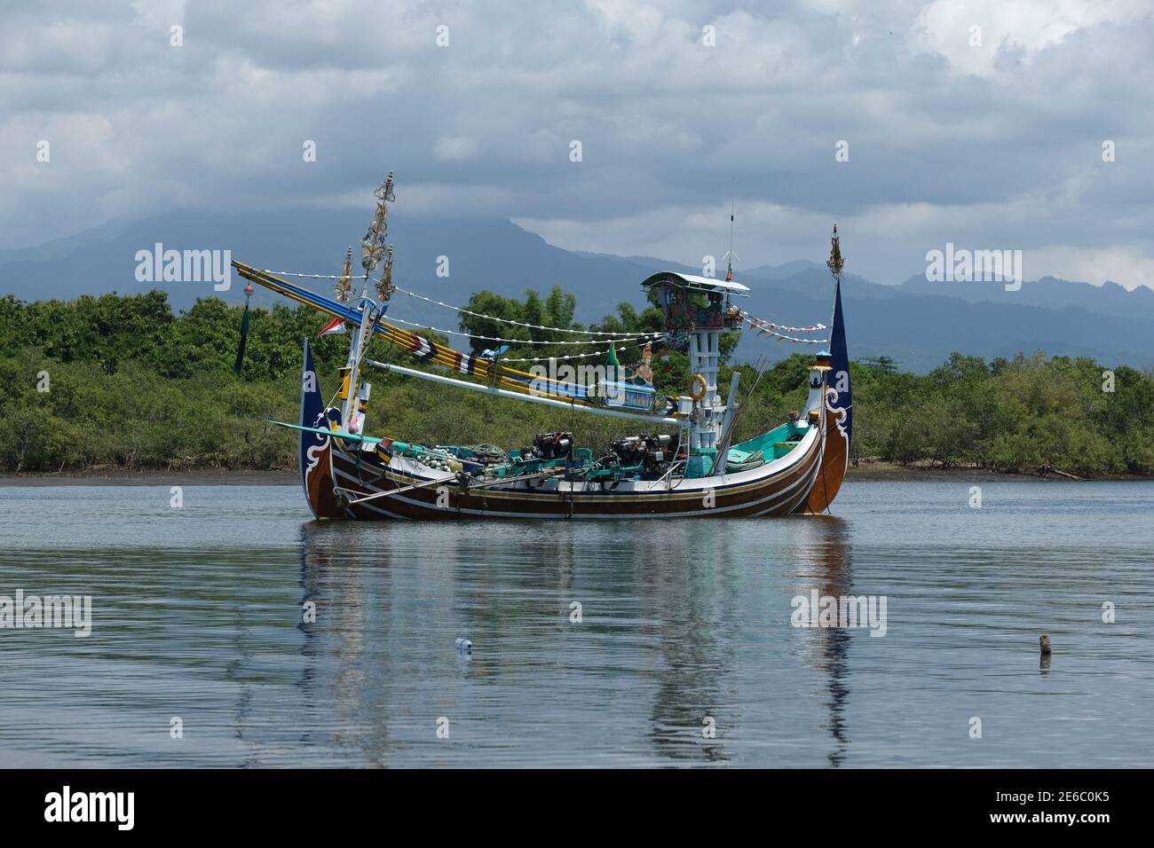 Indonesien Bali Negara - Pantai Pengambengan - Fischerboote aus Holz Im Bugis-Stil Stockfoto