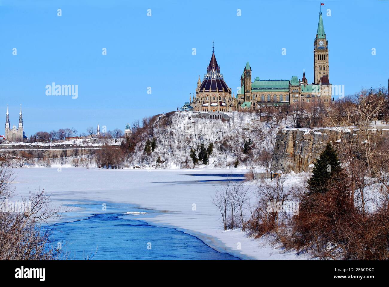Blick auf die Parlamentsgebäude und den größtenteils gefrorenen Ottawa River. Stockfoto