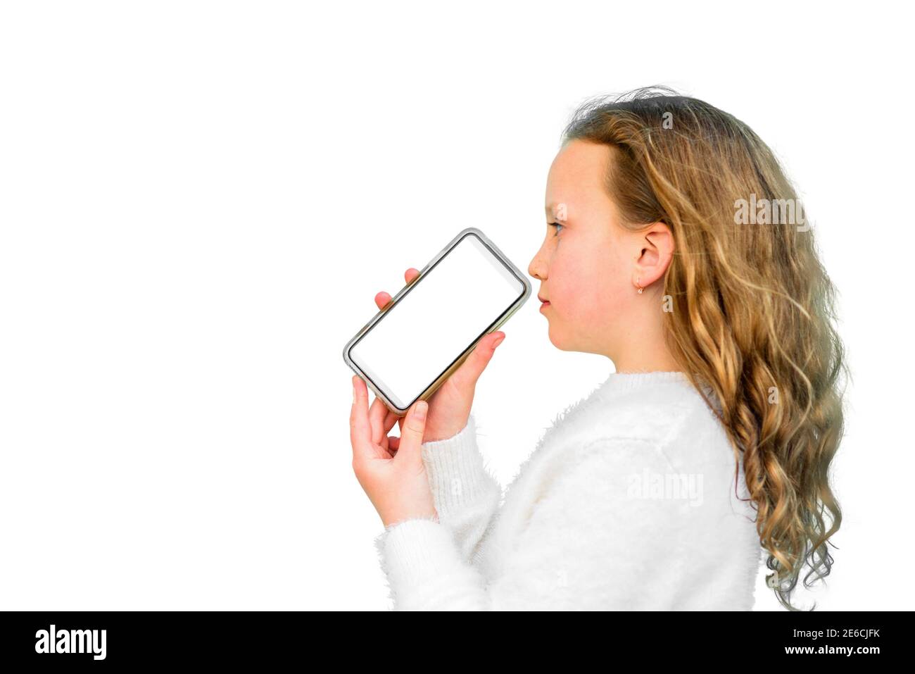 Mockup und isoliertes Bild eines schönen Teenager-Mädchen verwendet Handy mit leeren weißen Bildschirm.Digital Düfte Technologien.Konzept digitale Geruchstechnologie Transfer von Gerüchen in Online-Chat-Räume. Stockfoto