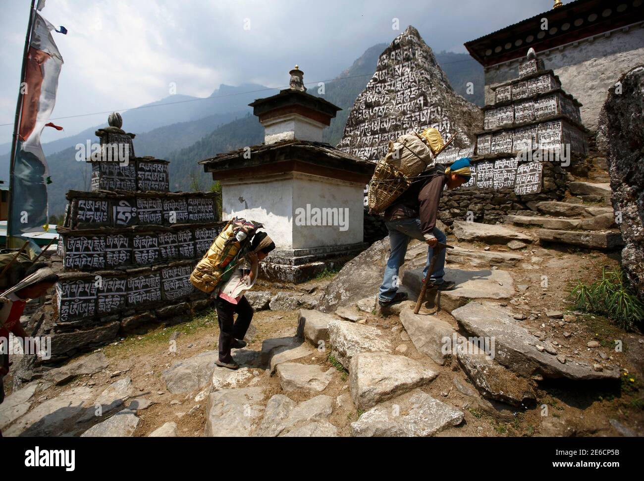 Kedar Rai (R), 42, und seine Söhne waren in ihrem Laden in Solukhumbu Bezirk 26. April 2014. Mehr als 4.000 Bergsteiger erreichten den Gipfel des Everest, der höchste Berg der Welt, da es zuerst von Sir Edmund Hillary und Sherpa Tenzing Norgay 1953 skaliert wurde. Im April eine Lawine getötet 16 nepalesische Sherpa-Führer, die wurden Seile befestigen und Überführung Zubehör für ihre ausländischen Kunden 8.850 Meter (29.035 Fuß) Gipfel zu klettern. -Die tödlichste in der Geschichte des Mount Everest - Unfall löste einen Streit zwischen Sherpa-Führer, die ein Klettern Verbot zu Ehren ihrer Kollegen wollten und Stockfoto