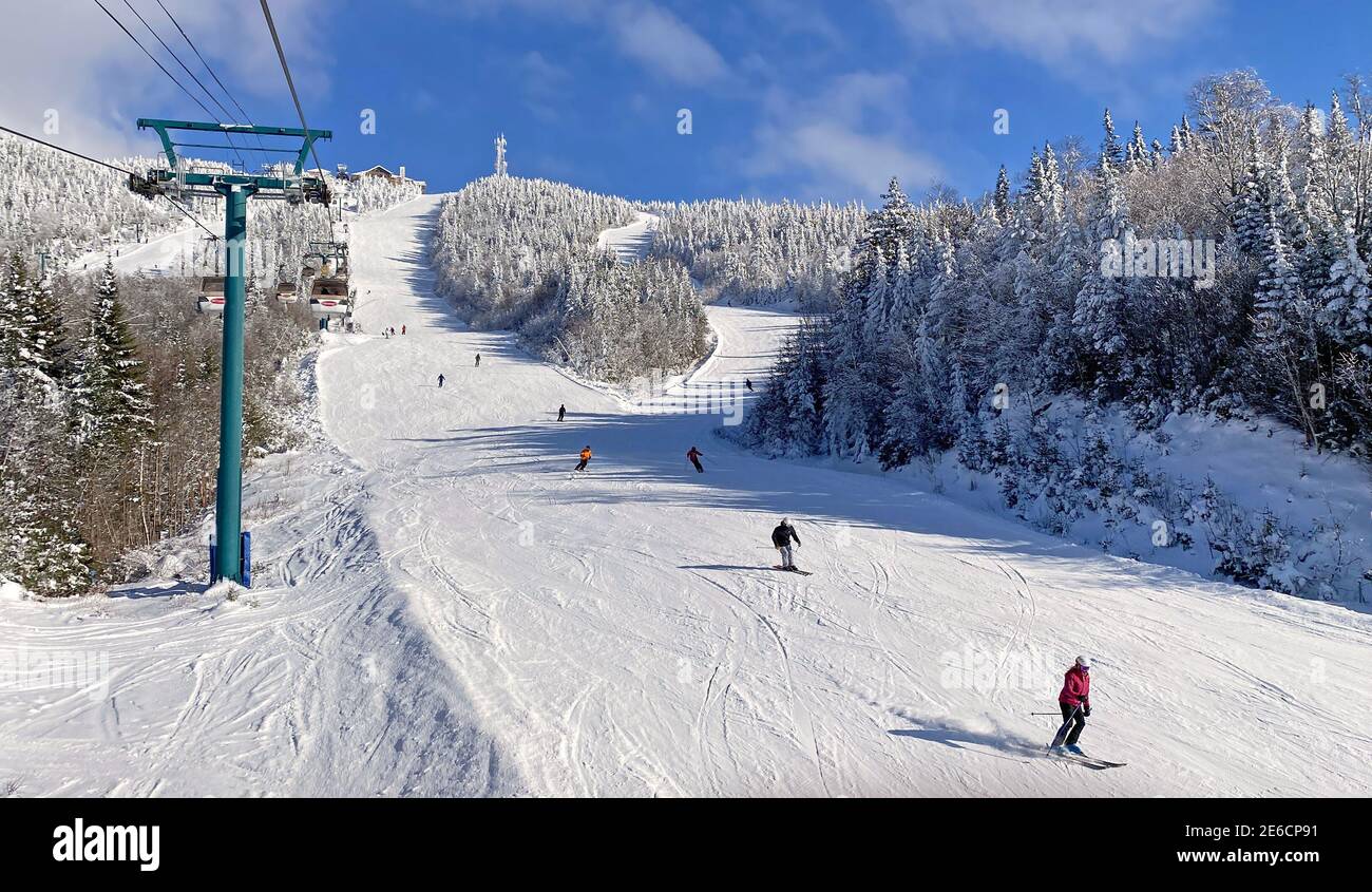 Skifahrer auf dem Mont Tremblant mit dem Tremblant See im Hintergrund, Quebec, Kanada Stockfoto