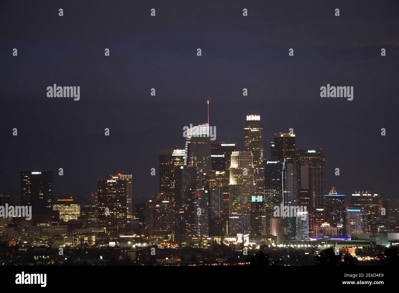 Gewitterwolken über der Skyline von Los Angeles am Donnerstag, 28. Januar 2020. Stockfoto