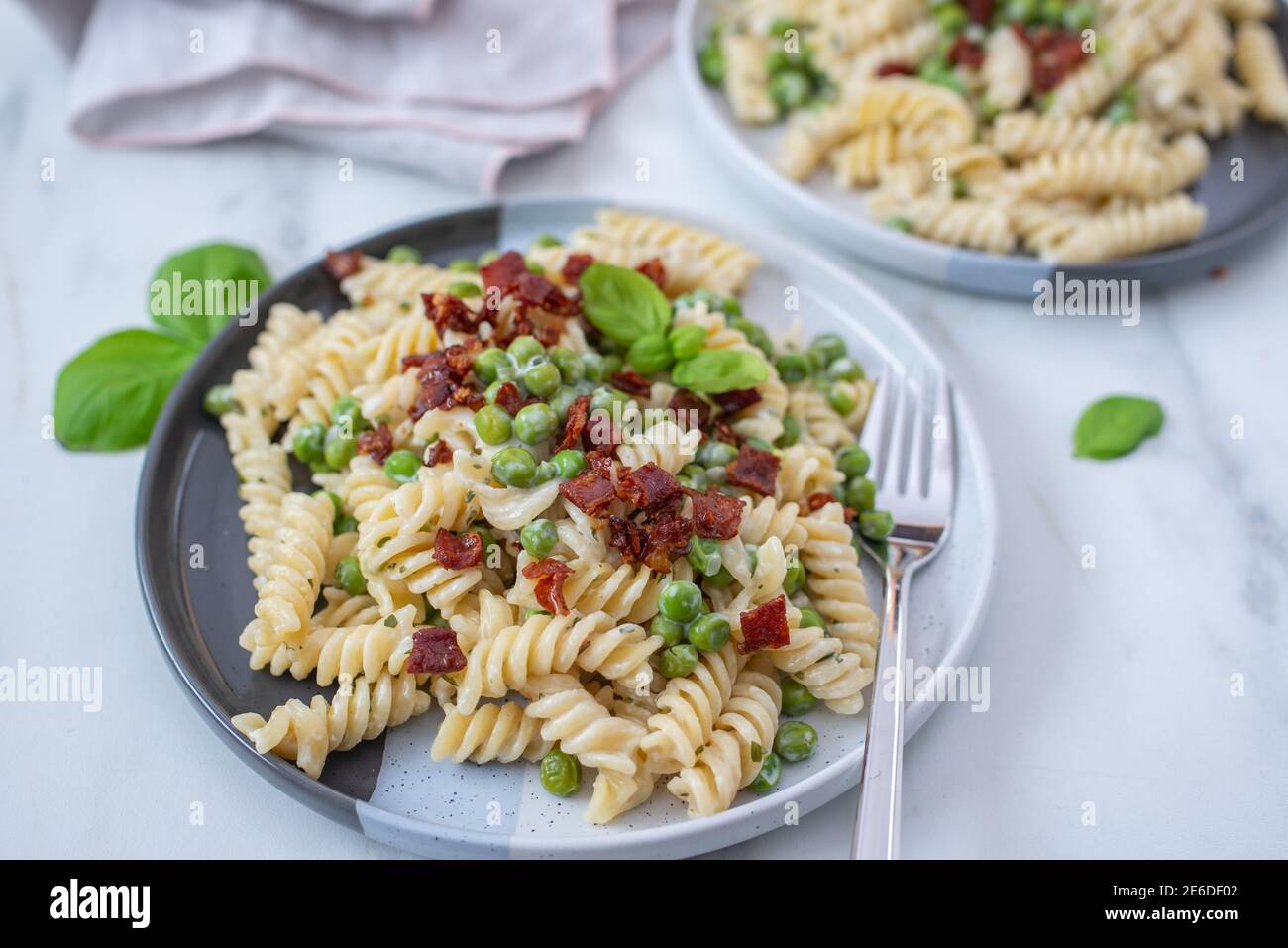 Gesunde hausgemachte Ricotta Pasta mit Speck und Erbsen Stockfoto