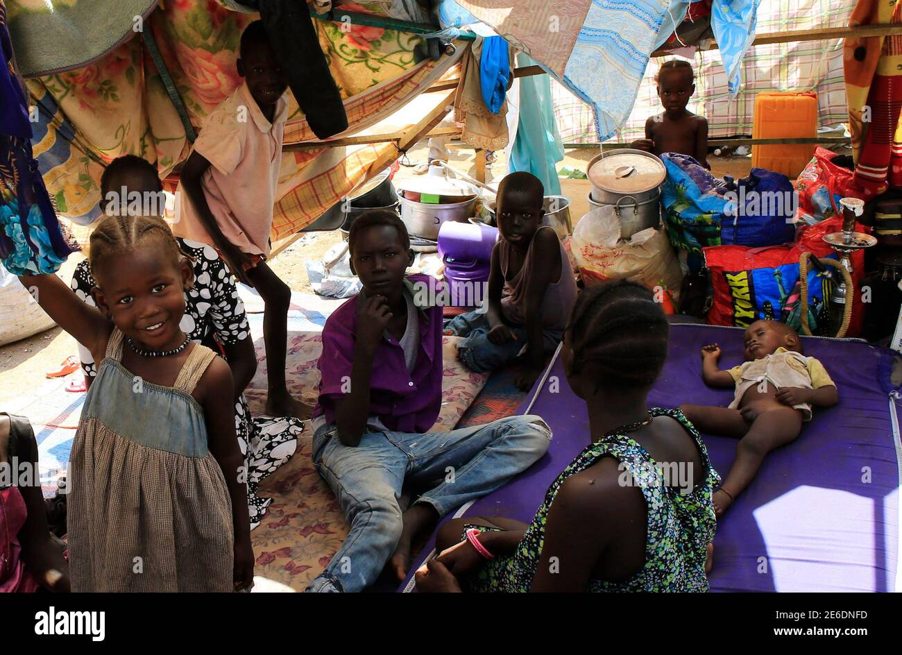 Vertriebene aus Süd-Sudan Nuer Stamm, die ihre Heimat in der Furcht vor ethnischen Tötung durch die Dinka-geführte Regierung geflohen, Ruhe in einer provisorischen Unterkunft innerhalb der Mission der Vereinten Nationen in Sudan (UNAMIS) Anlage in Jabel, am Rande des Südsudans Hauptstadt Juba 23. Dezember 2013. Auseinandersetzungen zwischen rivalisierenden Gruppen von Soldaten in Juba vor einer Woche haben über das Land verteilt, die seine Unabhängigkeit vom Sudan nach Jahrzehnten des Krieges im Jahr 2011 gewann. Präsident Salva Kiir, beschuldigt Süd-Sudan Dinka ethnischen Gruppe, ehemaliger Vizepräsident Riek Machar, ein Nuer wen er im Juli versuchen entlassen Stockfoto