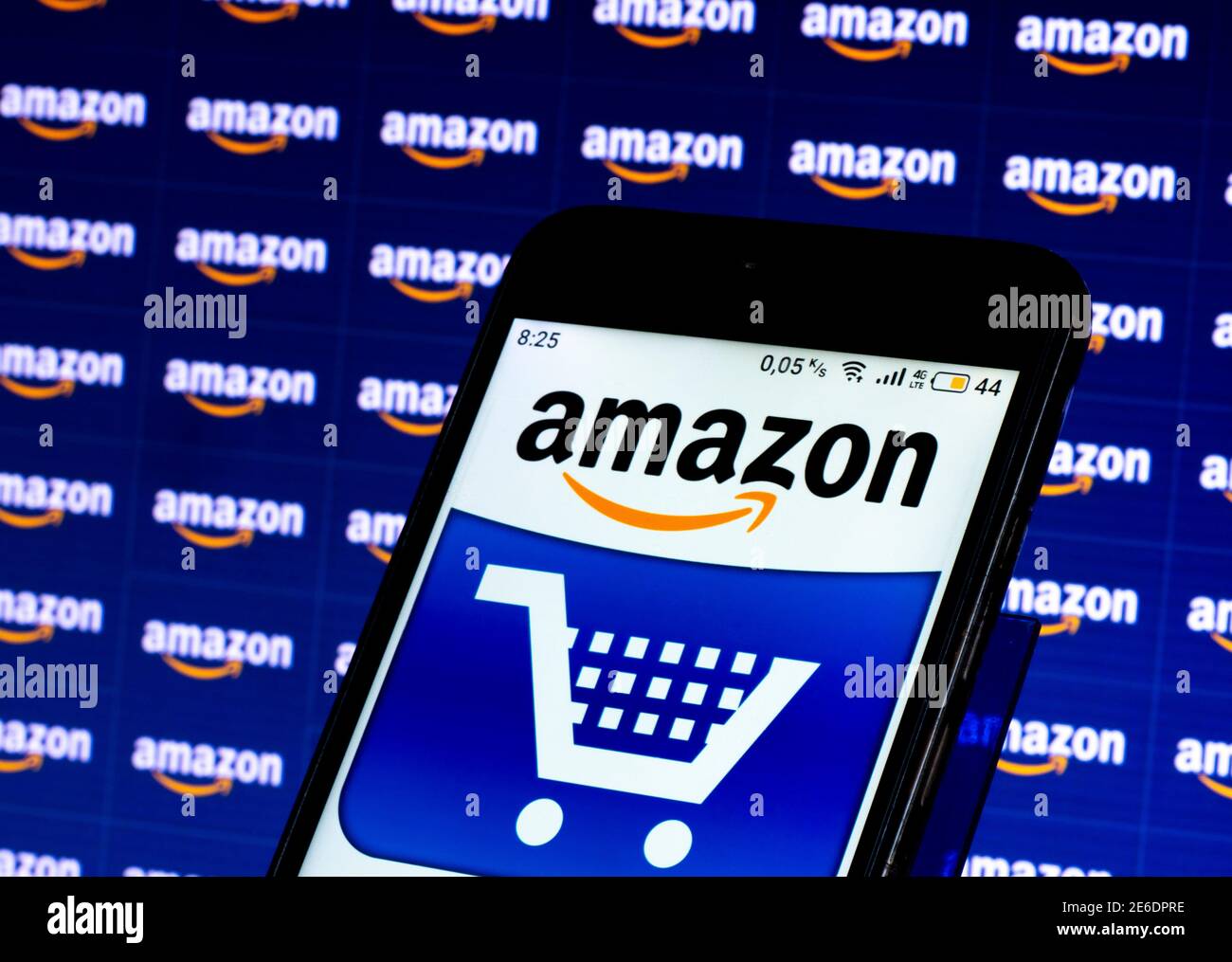 In dieser Abbildung ist ein Amazon-Logo zu sehen, das auf angezeigt wird Smartphone Stockfoto