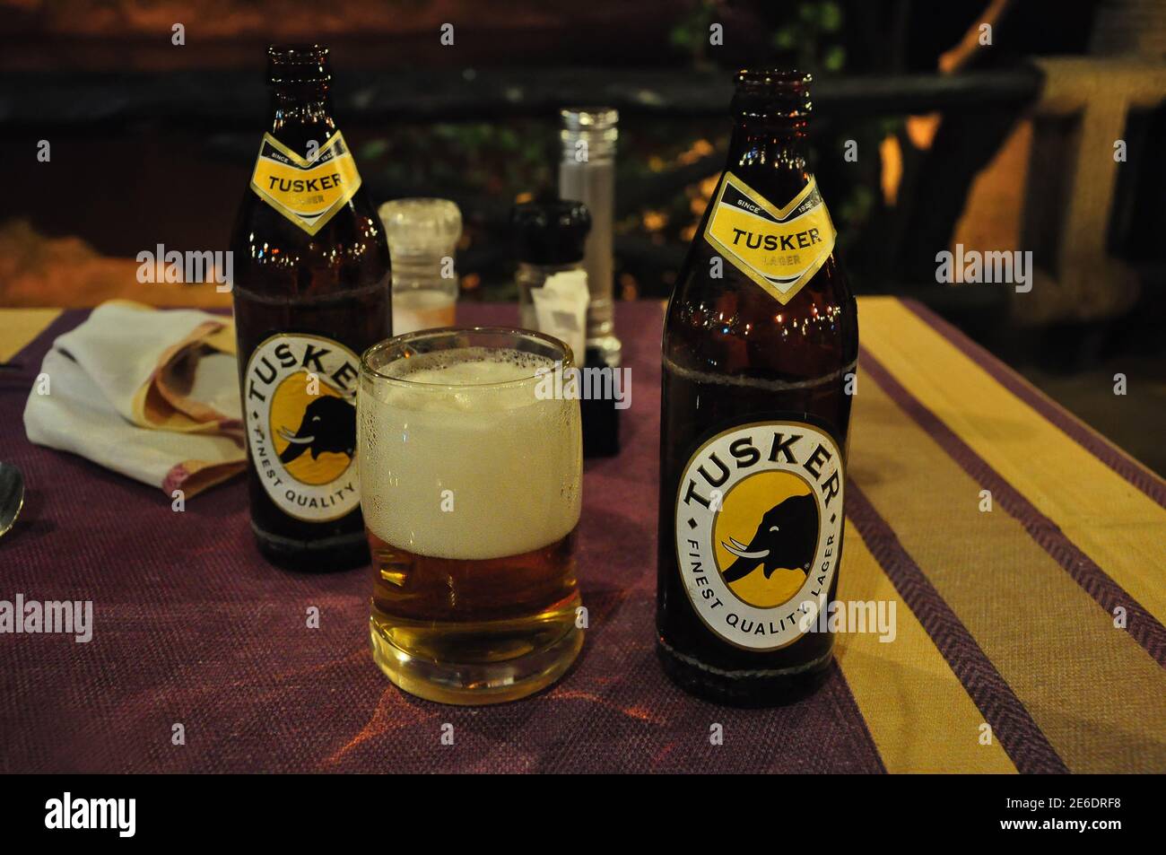 Traditionelles lokales Bier Tusker. Kenia, Afrika Stockfoto