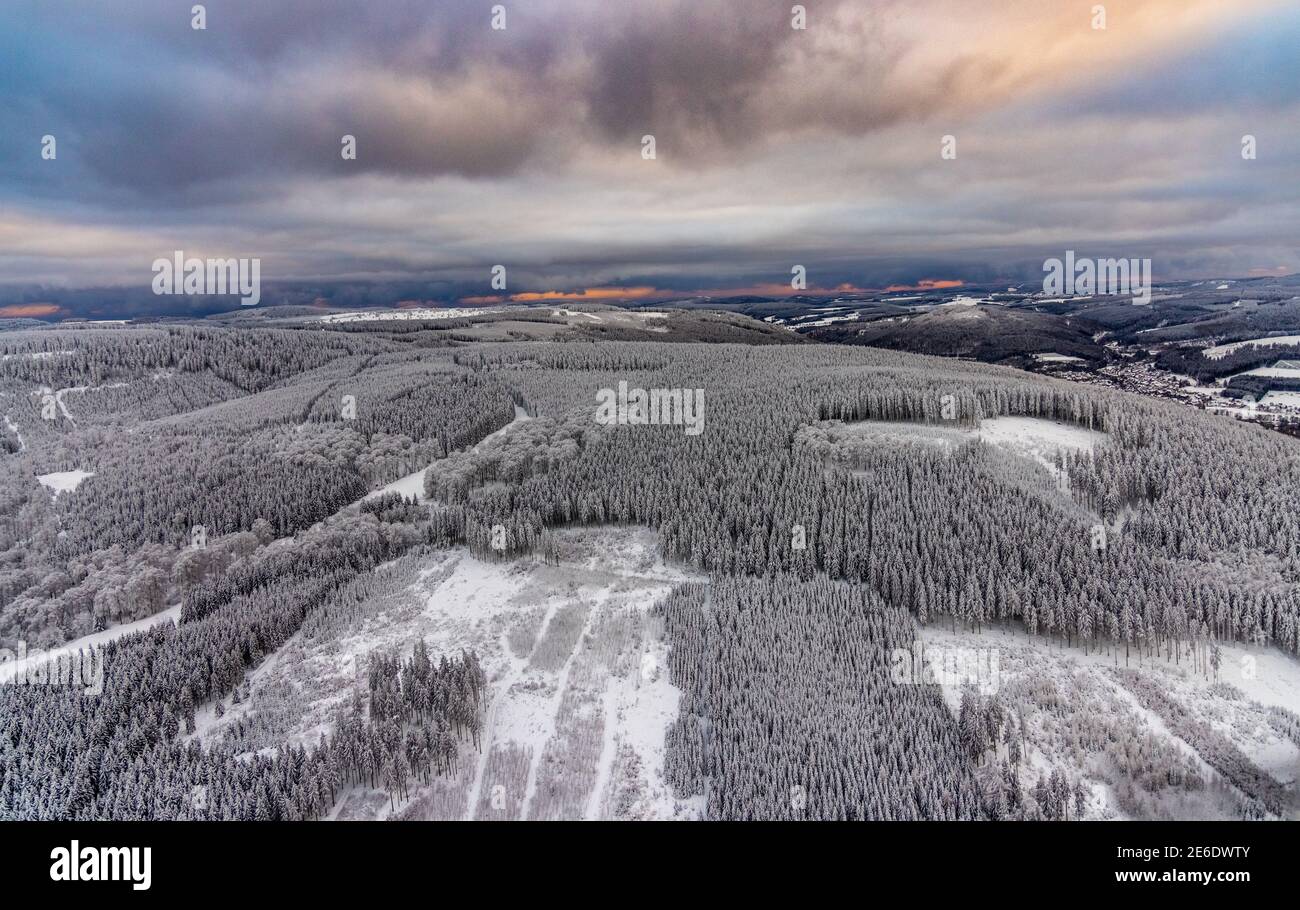 Luftaufnahme der verschneiten Winterlandschaft von Winterberg im Sauerland in Nordrhein-Westfalen, Deutschland, Sauerland, Europa, Luftaufnahme, Vogelaugen V Stockfoto