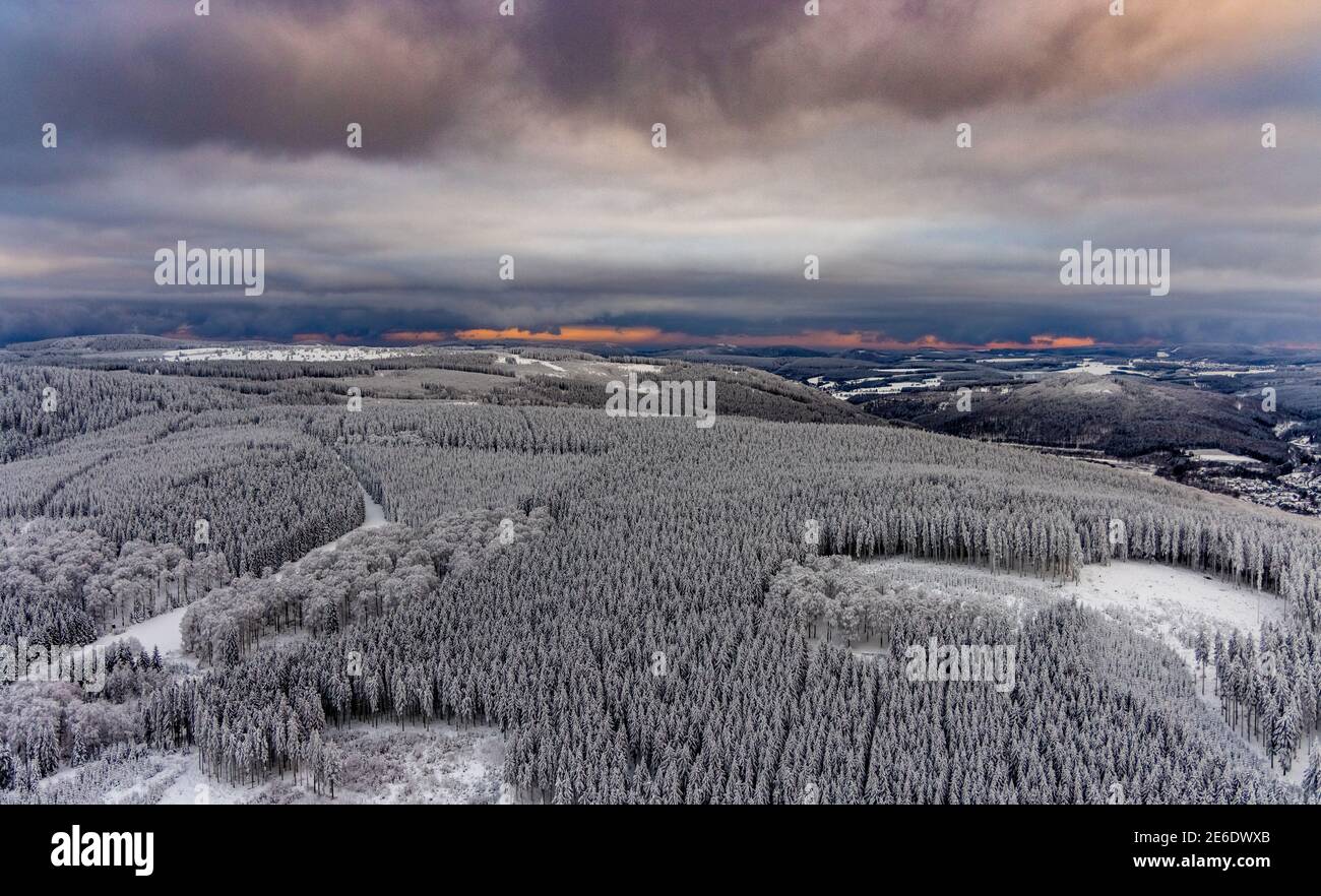 Luftaufnahme der verschneiten Winterlandschaft von Winterberg im Sauerland in Nordrhein-Westfalen, Deutschland, Sauerland, Europa, Luftaufnahme, Vogelaugen V Stockfoto