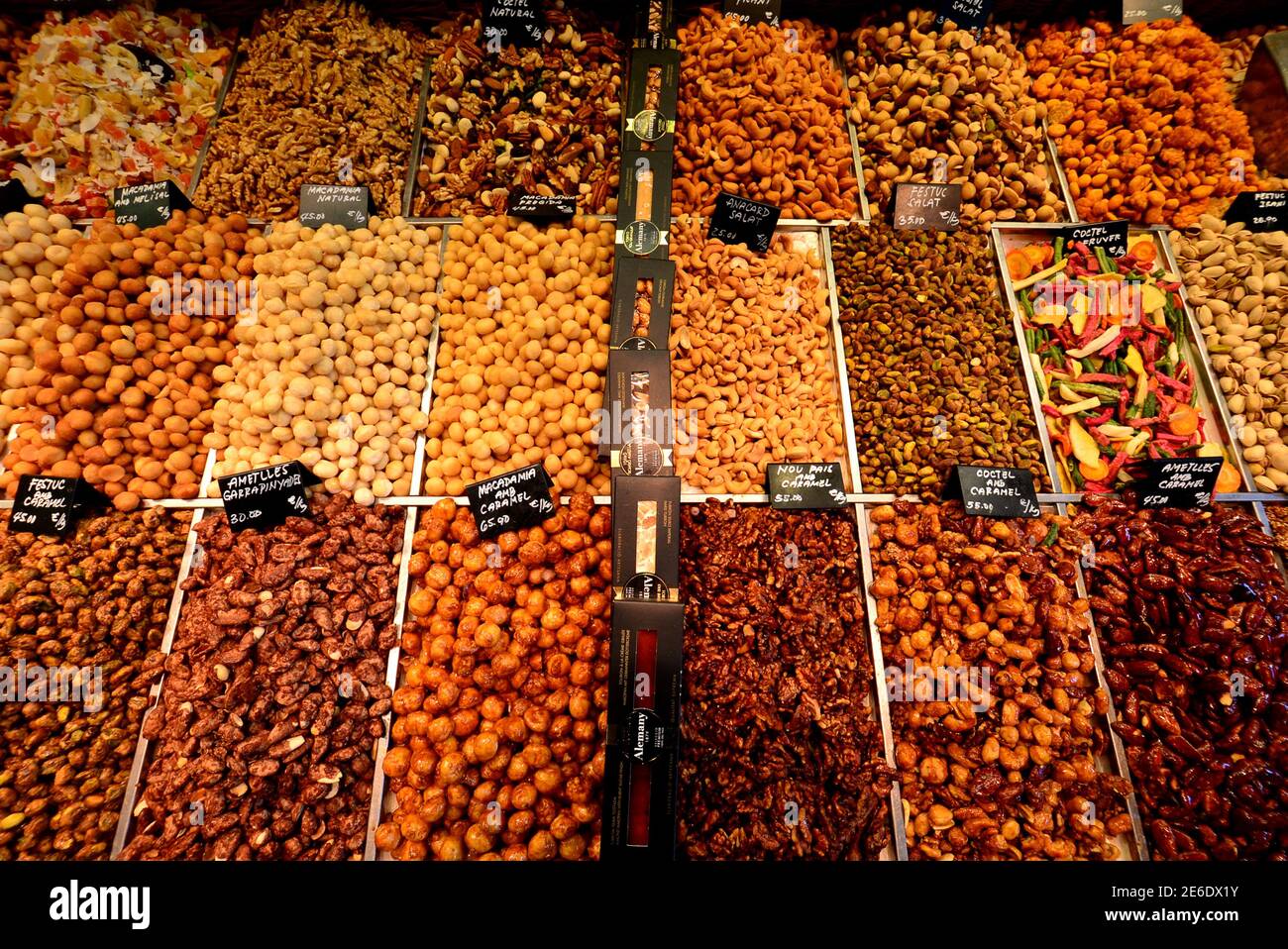 Verschiedene Nüsse und frische Trockenfrüchte auf dem Markt von La Boqueria, Barcelona Stockfoto