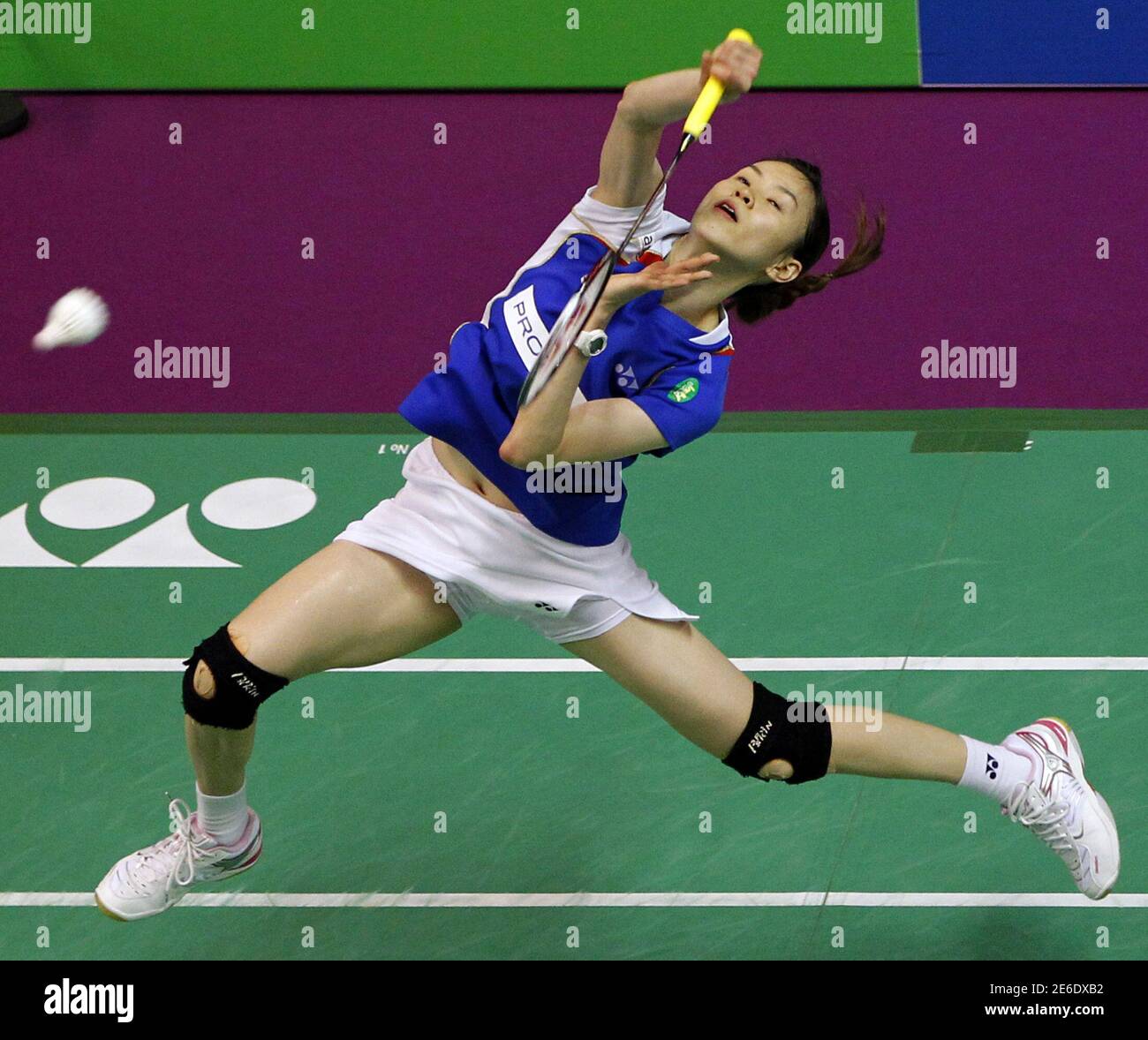 Die malaysische Wong Mew Choo gibt einen Schuss gegen die russische Ella  Diehl während ihres Frauen-Einzel-Spiels bei der Badminton-Weltmeisterschaft  2010 im Coubertin-Stadion in Paris am 25. August 2010 zurück. REUTERS/Regis  Duvignau (FRANKREICH -