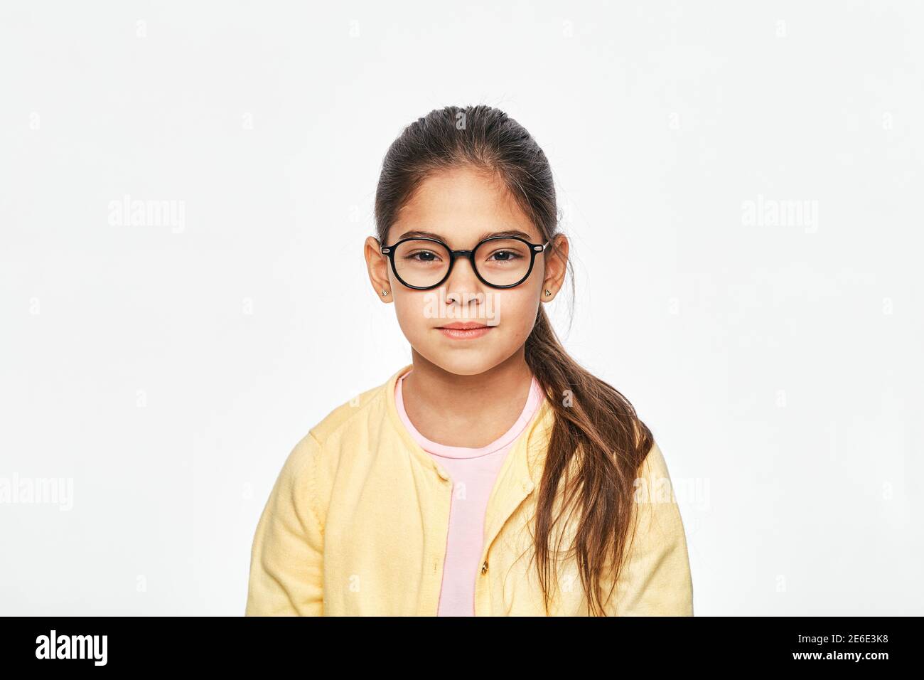 Schöne asiatische kleine Mädchen in stilvollen Gläsern auf grauem Hintergrund Stockfoto