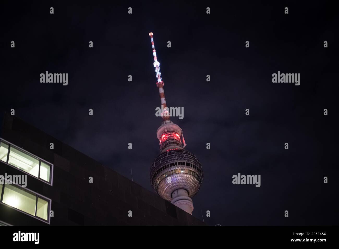 Berlin, Deutschland. Januar 2021. Die Spitze des Fernsehturms steigt in den Himmel. Quelle: Paul Zinken/dpa-Zentralbild/dpa/Alamy Live News Stockfoto