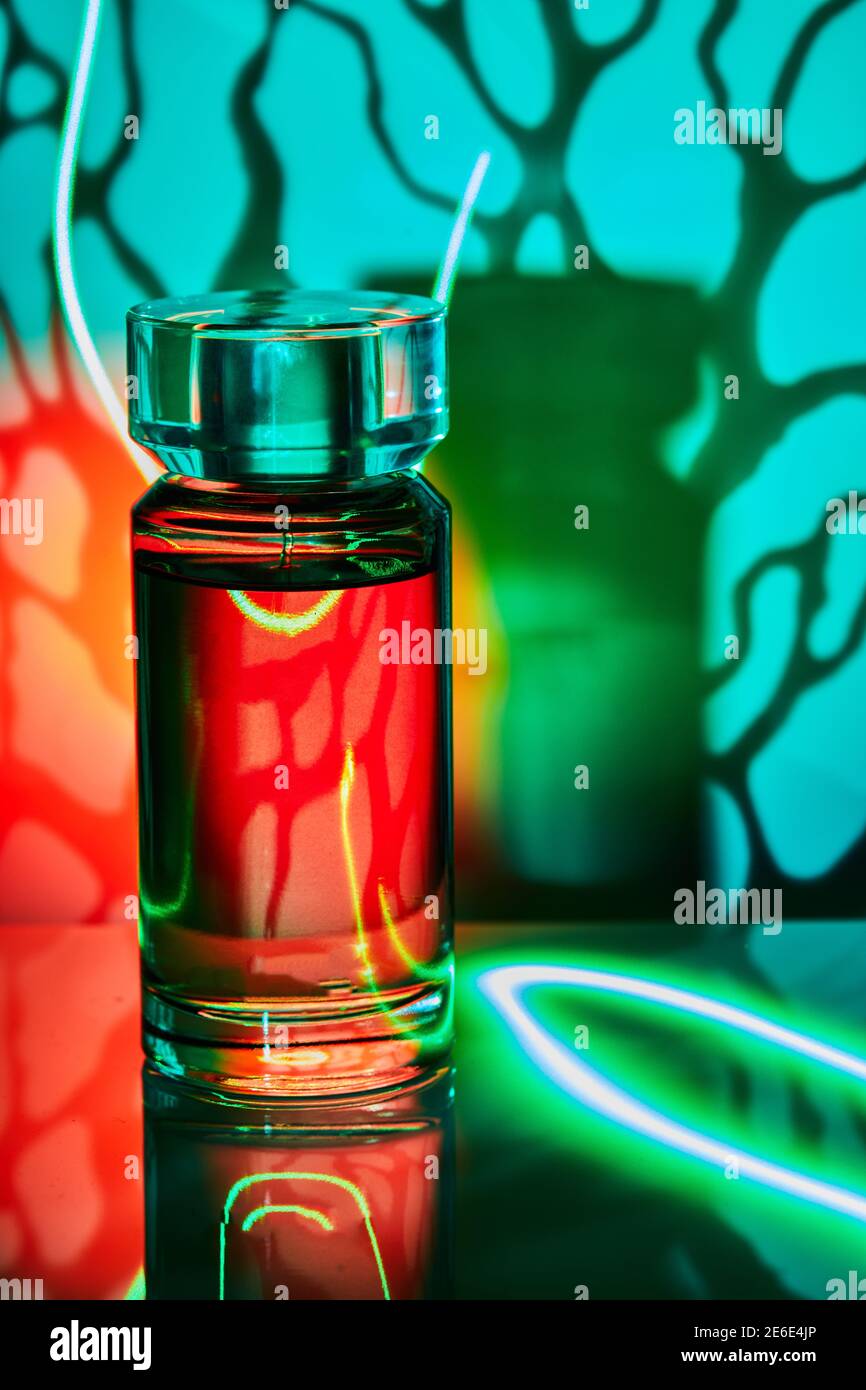 Mockup Parfüm, Kunstfotografie mit ungewöhnlichem Licht. Stockfoto