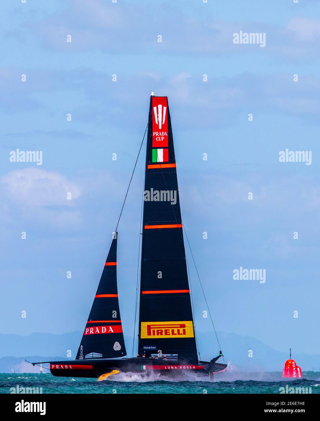 Auckland, Neuseeland. Januar 2021. Luna Rossa im Halbfinale des Prada Cup Credit: Imageimage/Alamy Live News Stockfoto