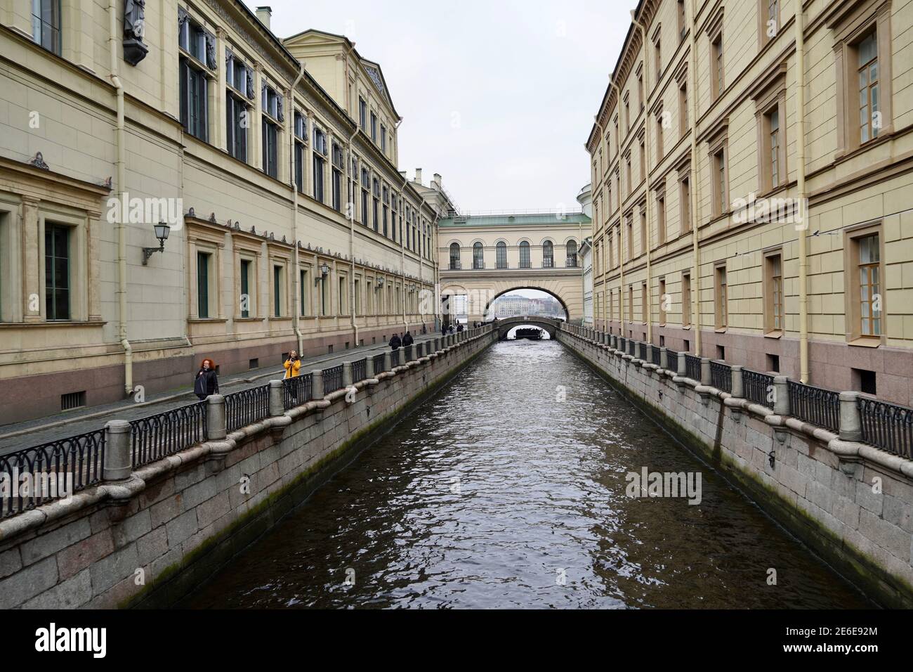 St. Petersburg, Russland - November, 2020 Brücke des Winterkanals in der Nähe der Gebäude Ermitage Museum. Historisches Zentrum der Stadt, berühmter Arch High q Stockfoto