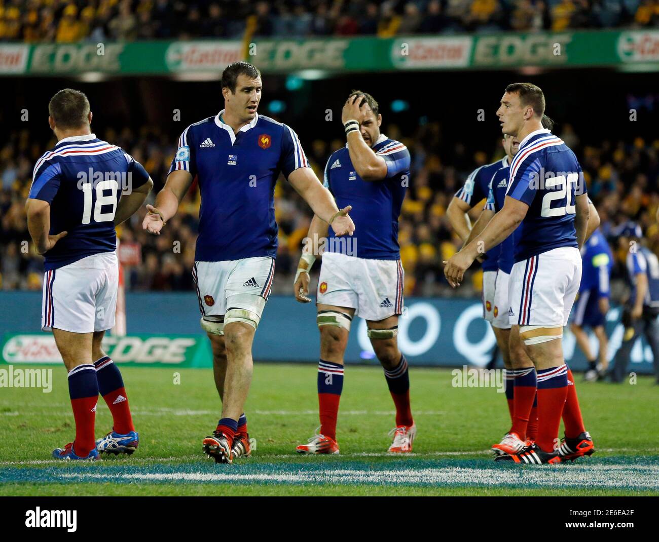 Frankreichs Yoann Maestri (2 L) und Louis Picamoles (R) in den letzten