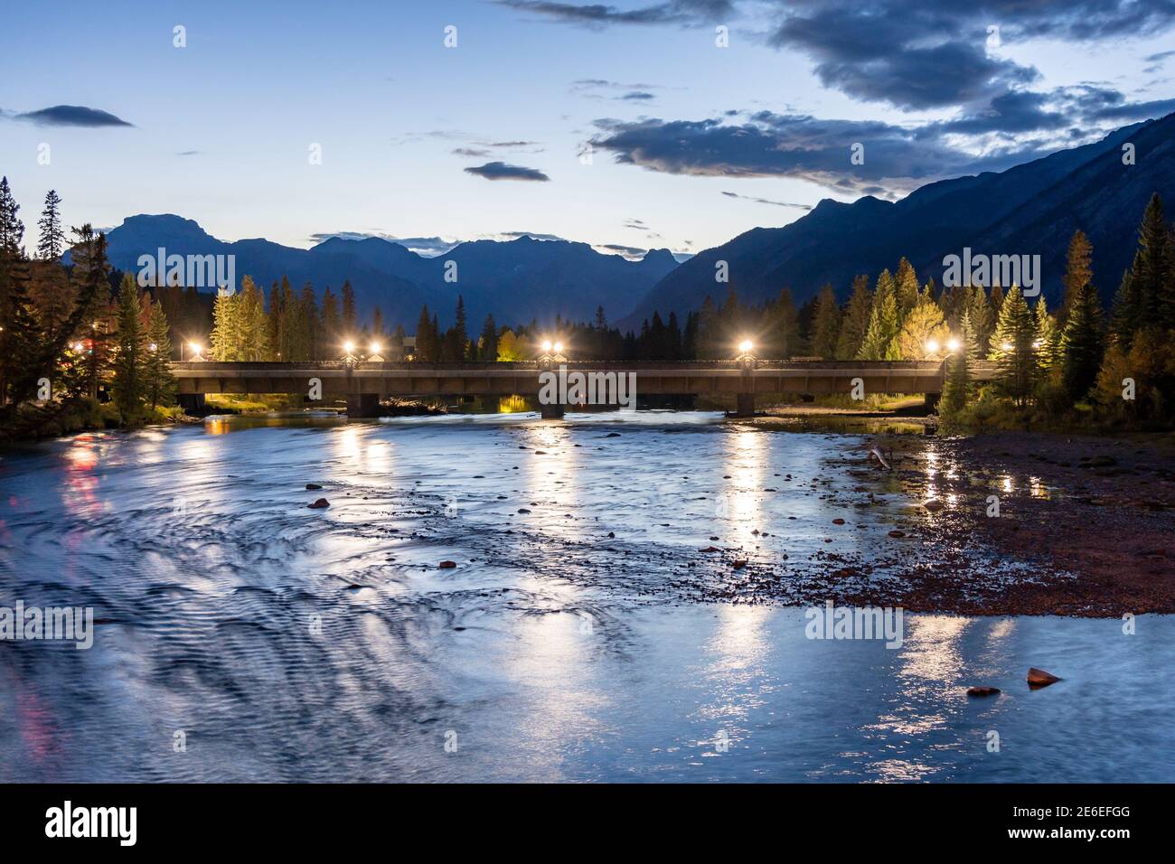 Banff Avenue Brücke über den Bug Fluss leuchten in der Sommernacht. Banff National Park, Kanadische Rockies, Alberta, Kanada. Stockfoto