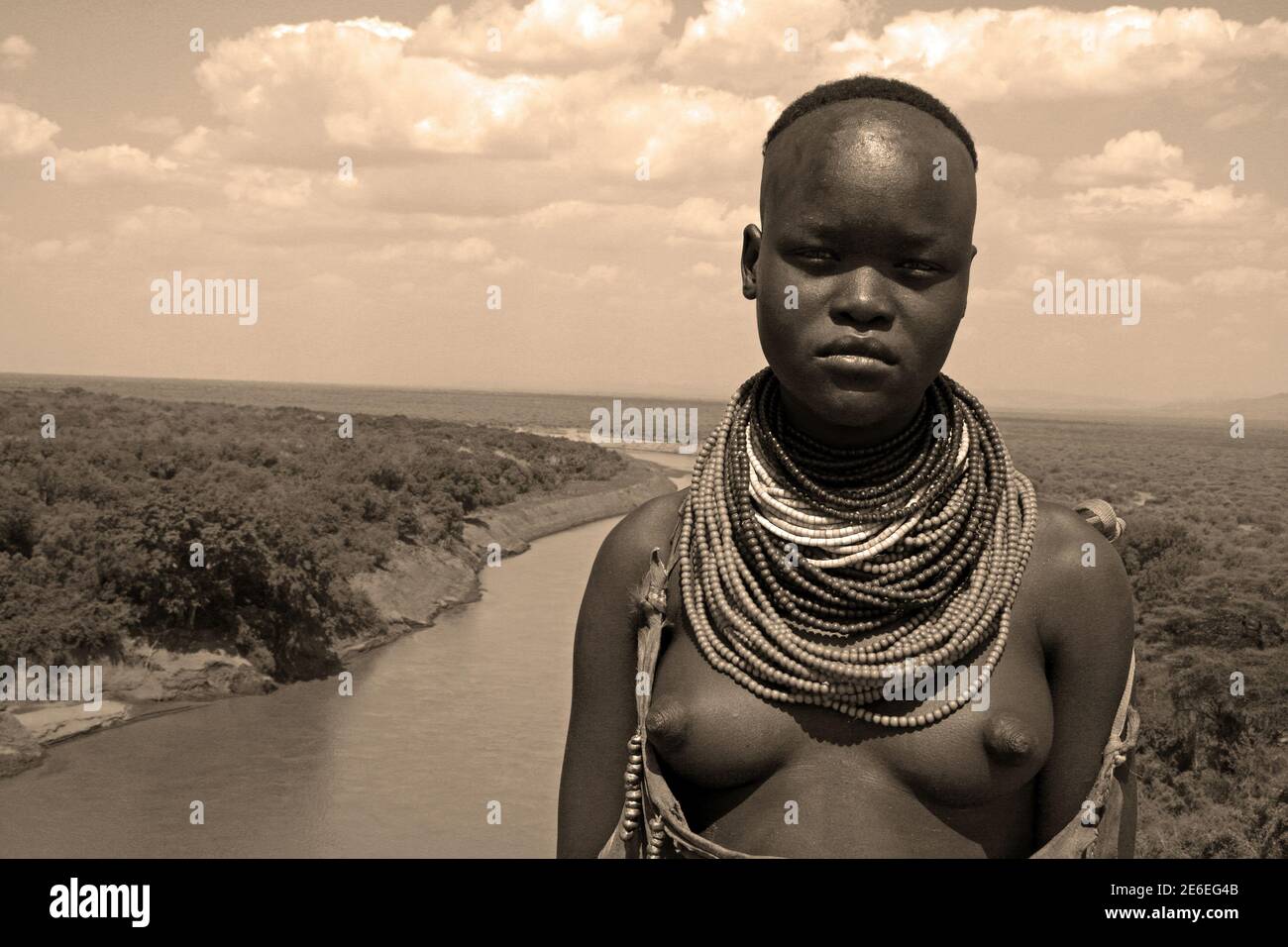 Junge Karo-Stammfrau, Omo Valley, Äthiopien Stockfoto
