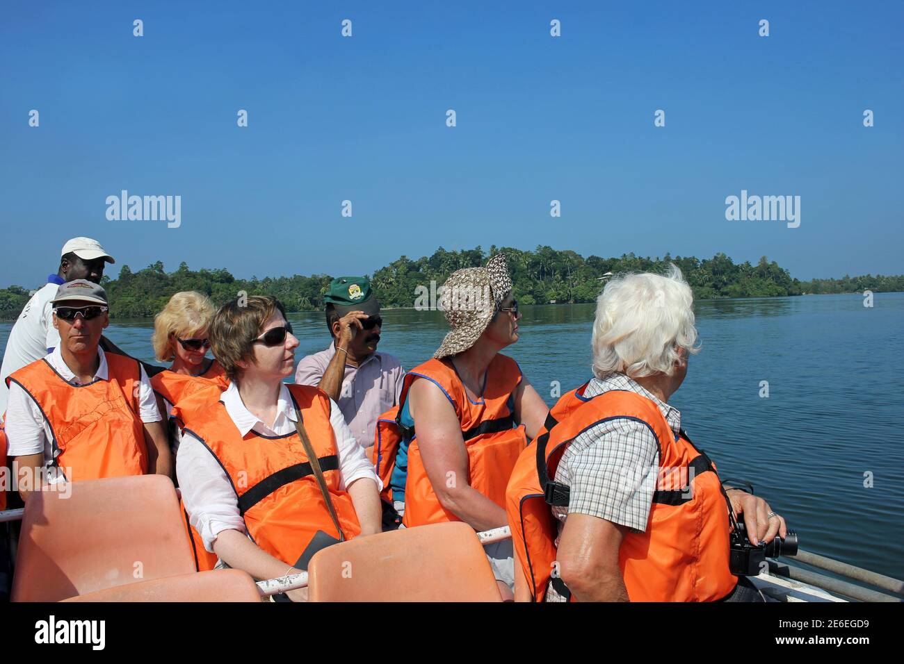 Touristen genießen EINE Bootsfahrt auf dem Maduganga alias Madu River, Sri Lanka Stockfoto