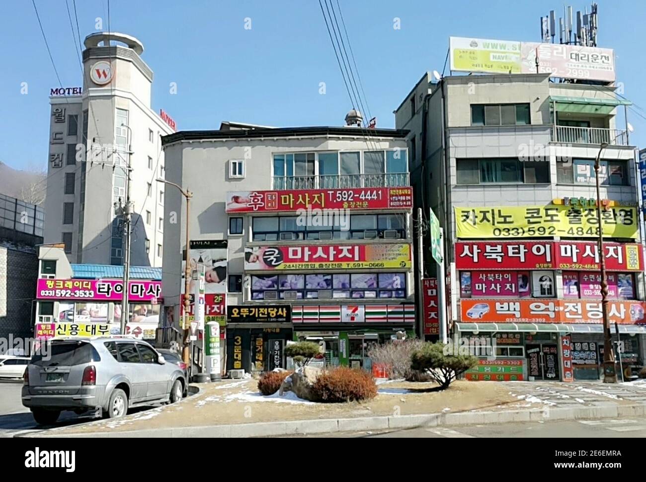 Pfandhäuser stehen neben anderen Unternehmen auf der Straße in Jeongseon in der Nähe des Kangwon Land Casino & Skigebiet in Südkorea 7. Februar 2016. REUTERS/Joyce Lee Stockfoto