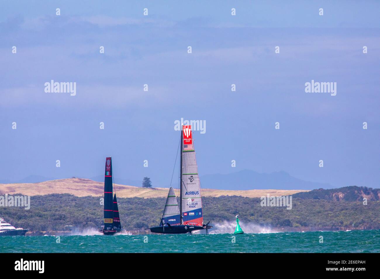 Auckland, Neuseeland. Januar 2021. Luna Rossa und American Magic im Halbfinale des Prada Cups Credit: Imageimage/Alamy Live News Stockfoto