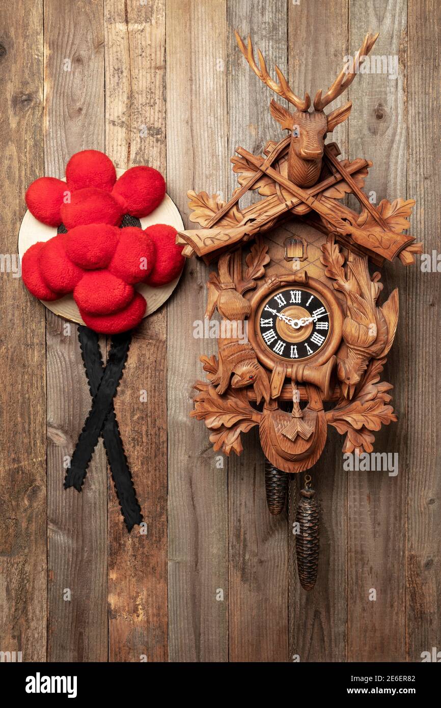 Schwarzwald Kuckucksuhr ein Bollen Hut vor Eine Holzwand Stockfoto