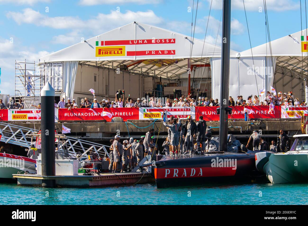 Auckland, Neuseeland. Januar 2021. Das Team von Luna Rossa feiert den zweiten Halbfinalsieg gegen American Magic Credit: Imageimage/Alamy Live News Stockfoto